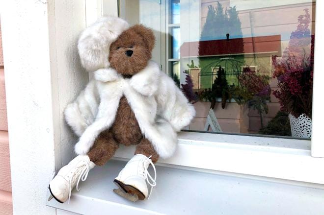 Ikkunalla istuva nalle ilahduttaa itseä ja muita. Kuva Virpi Kupiainen-Ämmälä