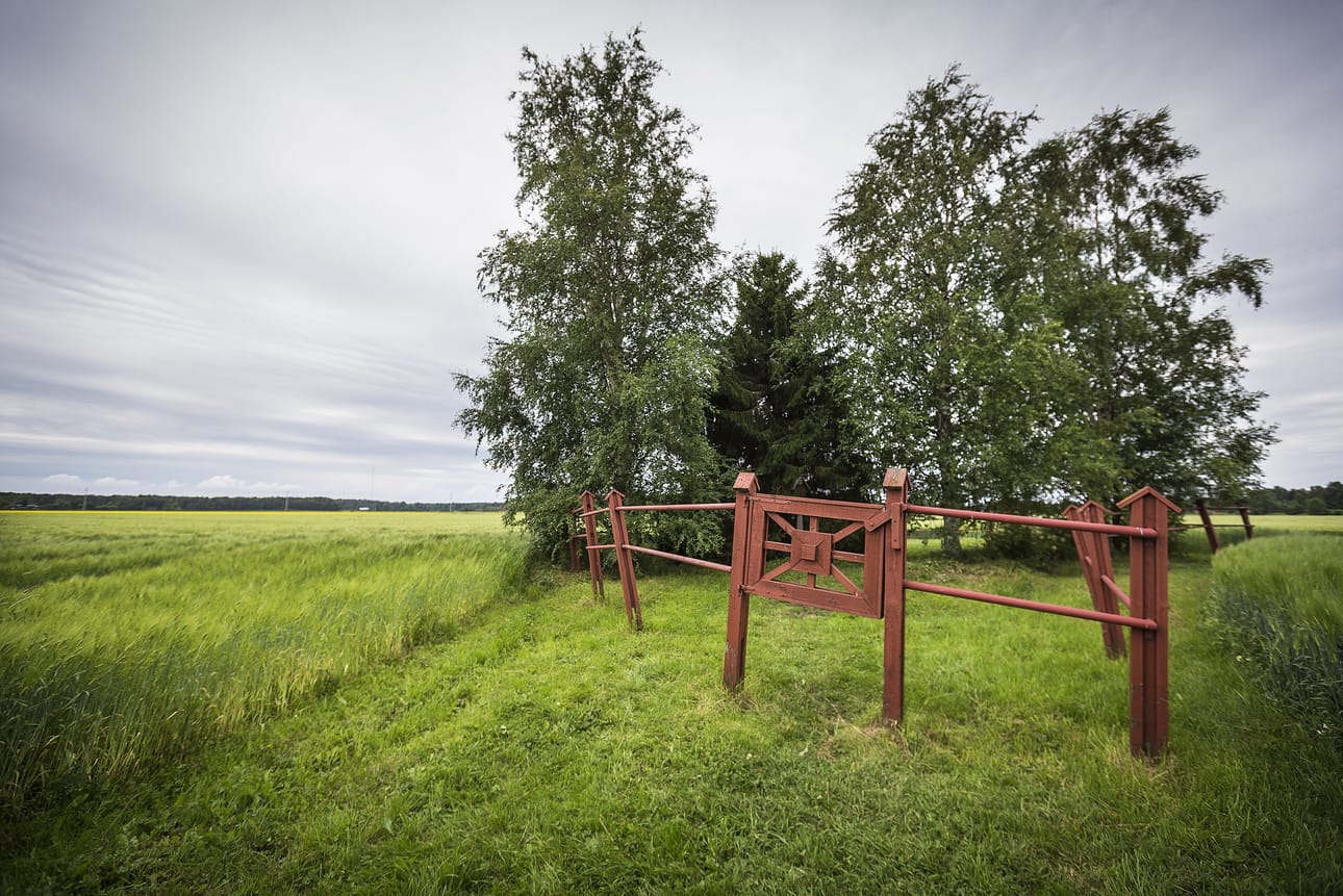 Leväluhdan alue on nykyään lähes kuivunut, mutta paikalla on ennen ollut lampi. Sitä on käytetty vesikalmistona, mikä on Suomessa ollut tiettävästi harvinaista.