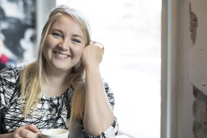 Elsa Heikon mielestä on selvää, että tasa-arvoon tottuneita naisia hirvittää ottaa yksinään vastuu lapsen hoidosta. KUVA: Maarit Vaahteranoksa