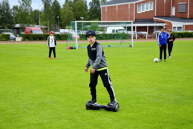 Kymmenenvuotias Joona Markkila keräsi katseita erikoisella liikkumistavallaan ennen kuin JS-Pinkaasut alkoivat . KUVA: ANU KARPPI