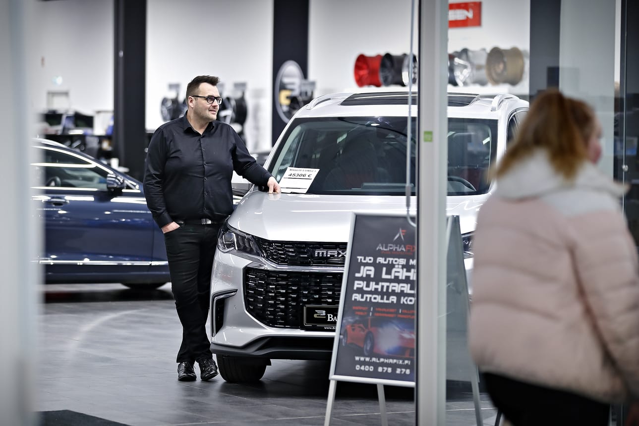 Joni Nelimarkka kertoo, että sähköautot tuovat myyjille ja asiakkaille uutta opittavaa. Sähköautojen suuri yllätys on ollut niiden luotettavuus.