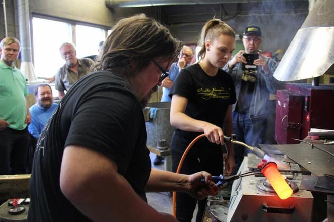 Järvenpään Puukkotehtaan ”hullu tiedemies” Pekka Lavonen ja puukontekijä Iina Turpeinen näyttivät festivaaliväelle, kuinka valu tapahtuu. KUVAT: MIA KÄRKKÄINEN