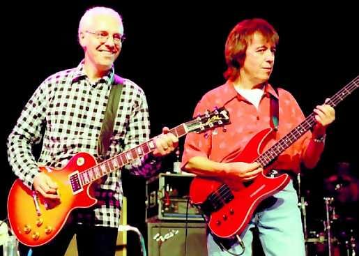 Rytmikuningas. Bill Wyman (oik.) esiintyy Oulussa lokakuussa nimekkään yhtyeensä kanssa. Kuvassa vasemmalla Wymanin soittokaverina kitaristi Peter Frampton.