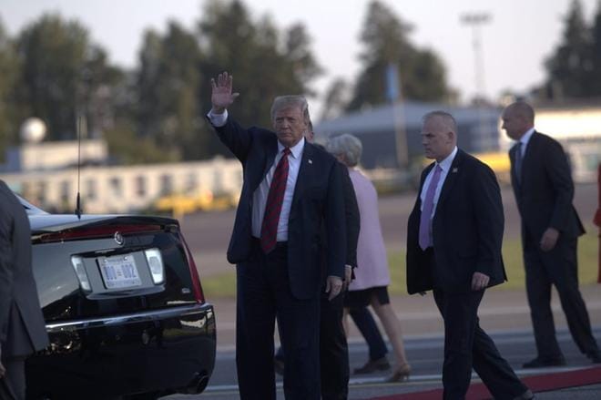 Trump vilkutti yleisölle ja astui virka-autoonsa.