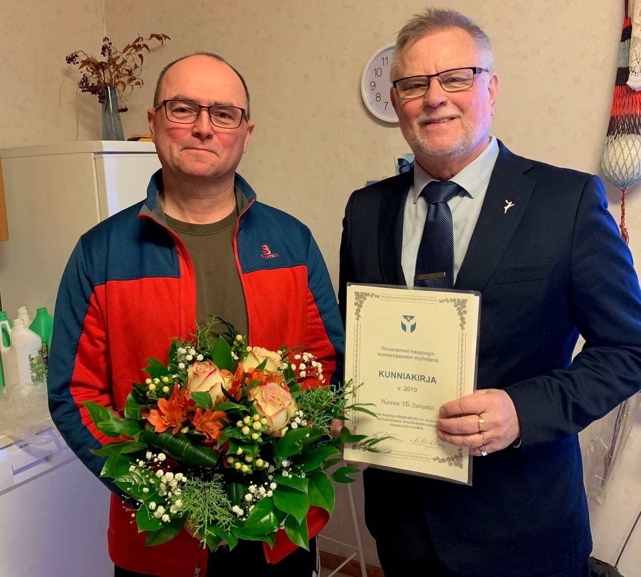 Rovaniemen kaupunginjohtaja Esko Lotvonen ojensi vuoden maatilayrittäjä Hannu Yli-Suvannolle kunniakirjan.