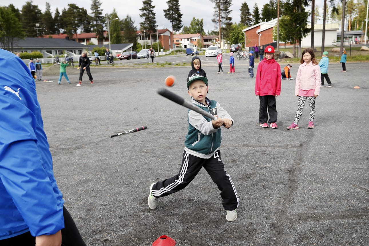 Elias Sipola keskittyi lyöntiin täysillä, ja hyvin meni. Pesäpallokoululaisten määrä on tuplaantunut viime vuoteen verrattuna Oulussa ja lähialueilla.
