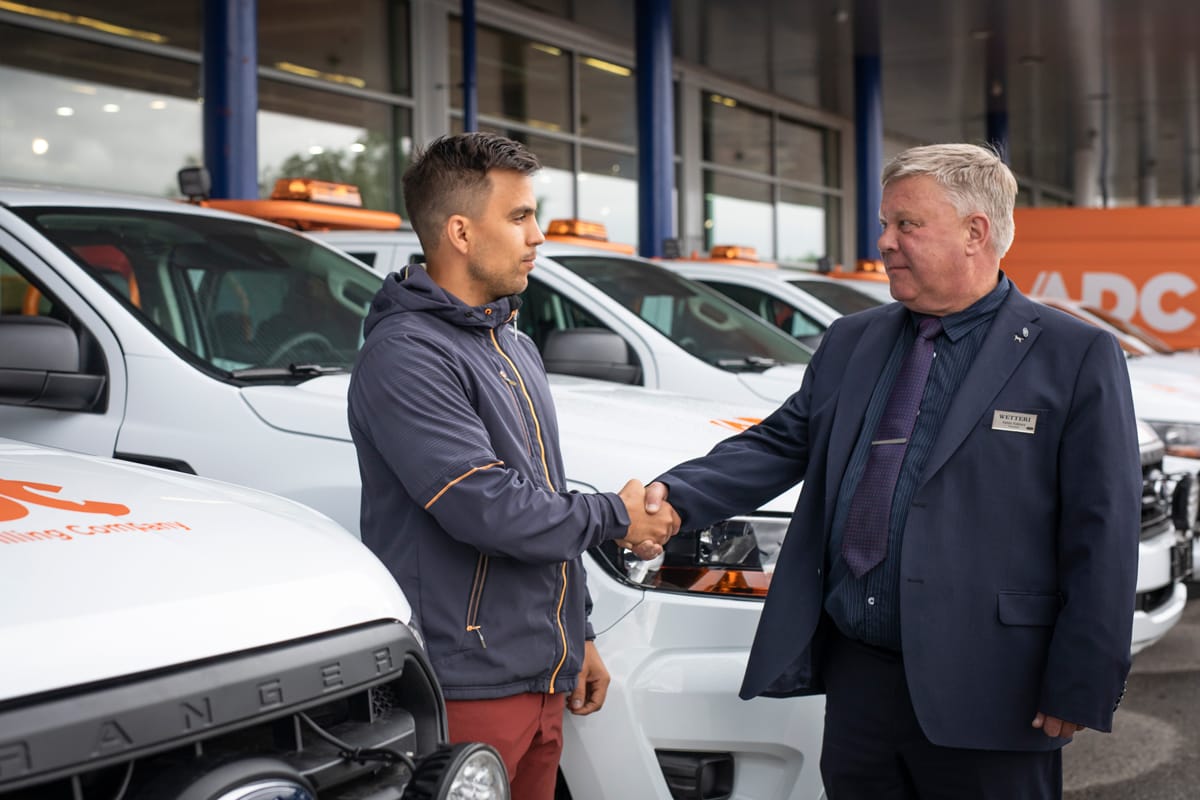 Arctic Drilling Company on investoinut autokalustoonsa lyhyen ajan sisällä. Yritys on hankkinut Rovaniemen Wetteriltä kahden vuoden sisällä yhteensä 16 Fordin hyötyautoa. Viimeisimmässä erässä ADC hankki seitsemän Ford Ranger avolava-automallia runsailla lisävarusteilla. Kuvassa ADC:n päällikkö Juho Keskiniva ja Fordin automyyjä Kyösti Kokkare Rovaniemen Wetterillä.