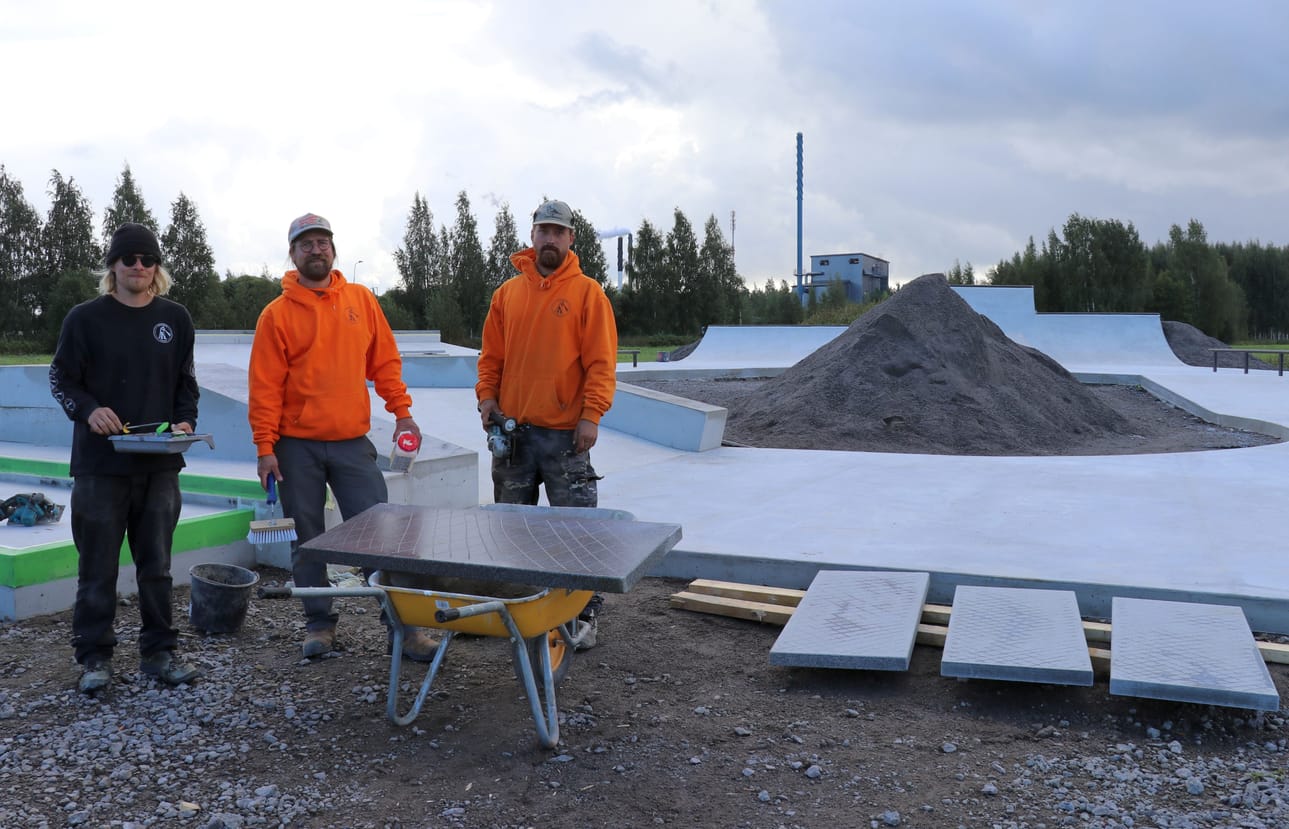 Concrete Proofin Antti Ollila, Tero Pikkarainen ja Jyri-Pekka Kujala ehtivät maanantaina kuvaan työn touhusta. Kaikki ovat skeittaajia. Keskellä näkyvä alue tulee tekonurmelle.