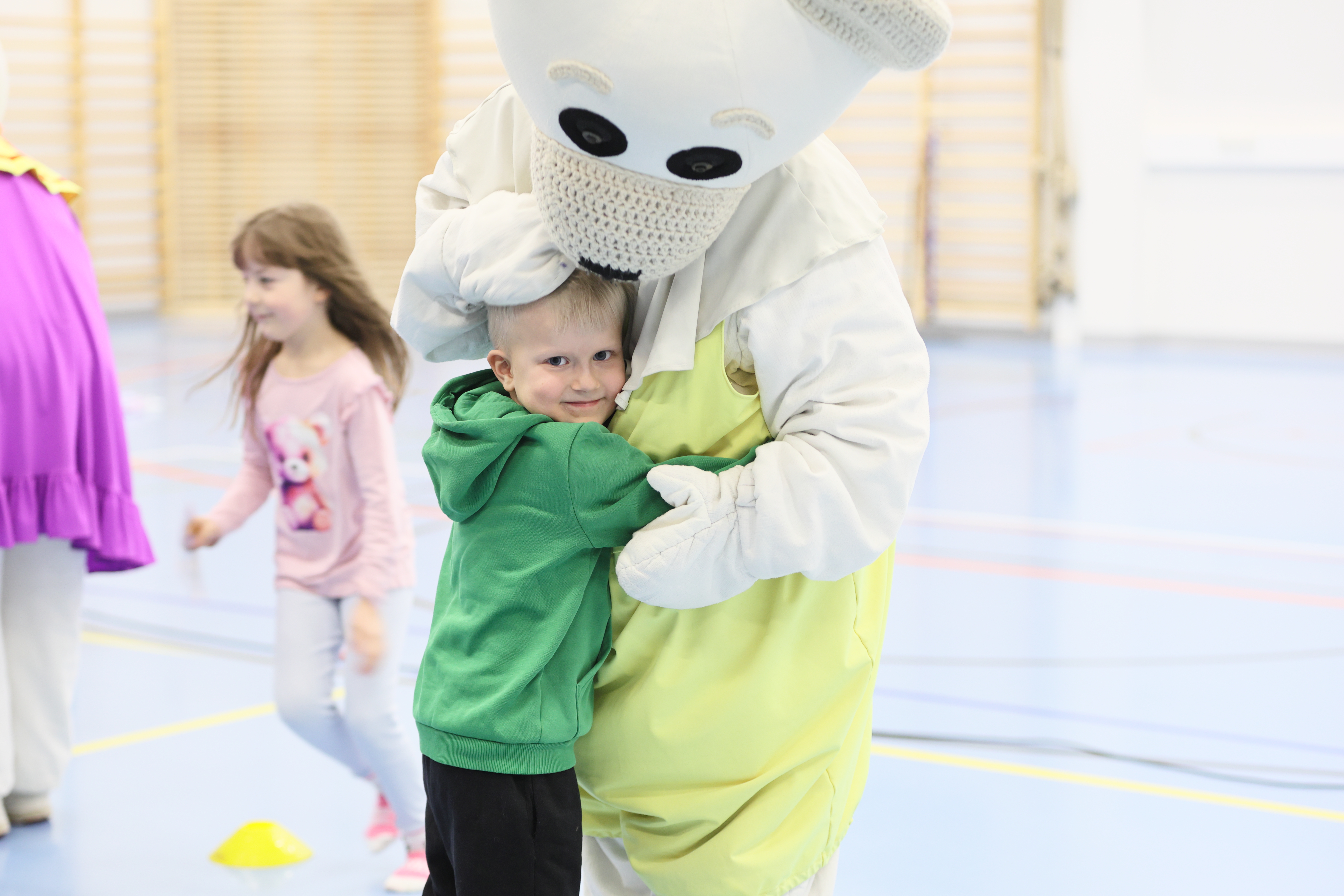 Lähes 40 vuoden ajan lapsia ilahduttanut Ti-Ti Nalle uppoaa myös uusiin sukupolviin – Saloisten päiväkodilla järjestetty keikka oli menestys
