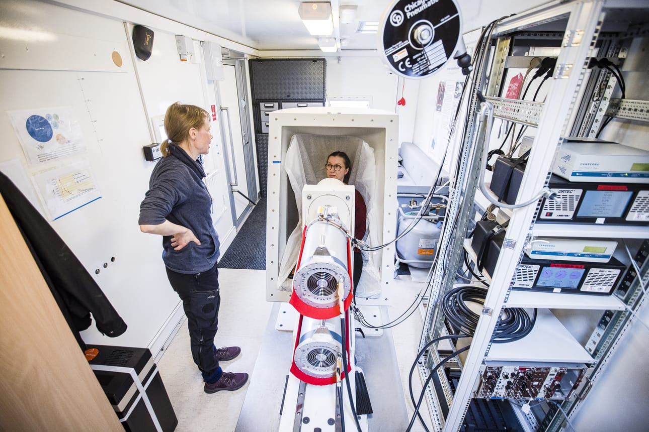 Anni Ronkainen saapui Stukin liikkuvaan laboratorioon tiistaina. Tiina Torvela suorittaa 15 minuuttia kestävän mittauksen. Mittauksia tehdään vielä torstain ajan Rovaniemellä ajanvarauksella.
