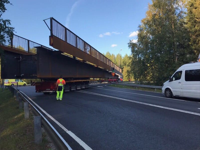 Kalevan lukija kuvasi, kuinka erikoiskuljetus joutui kiipeliin risteyksessä.