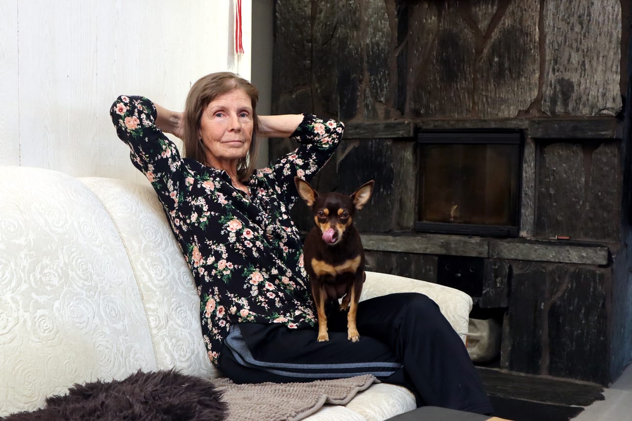 Anni Korpela rakastaa koiria ja kirjoittamista. Saksanpaimenkoirat ovat vaihtuneet pienempiin ja eteisestä löytyy nykyisin kyltti "älä tallo vahtikoiraa". Sylissä kuvassa on venäjäntoy Kesä. "Piti keksiä nimi, jota ei ole muilla."