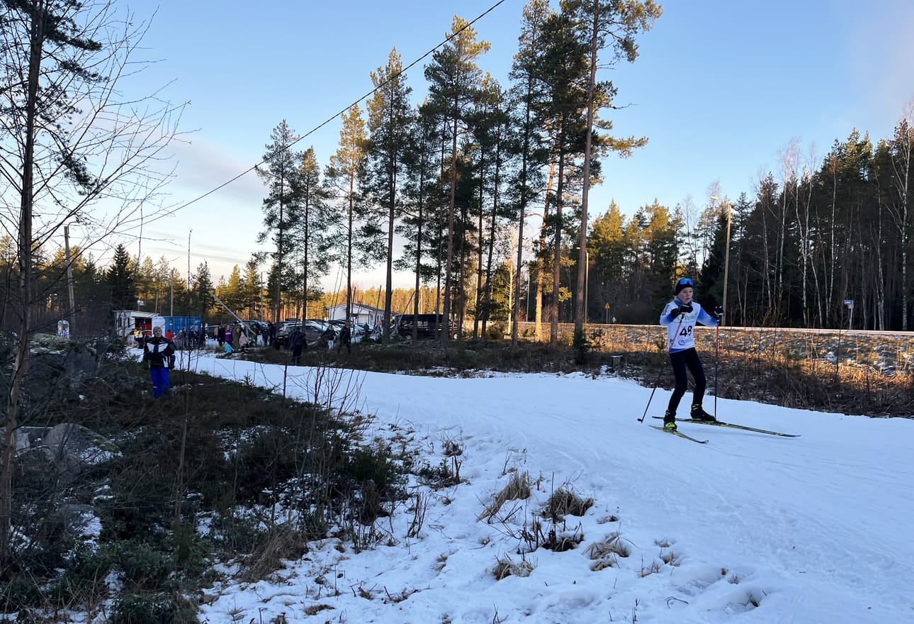 Jurvassa hiihdettiin ensilumen hiihdot vuoden 2025 lopulla vähemmän lumisissa maisemissa. Kuvassa Seinäjoen Hiihtoseuraa edustanut hiihtäjä on lähdössä toiselle kierrokselleen ampumahiihtostadionin kupeesta. Arkistokuva.