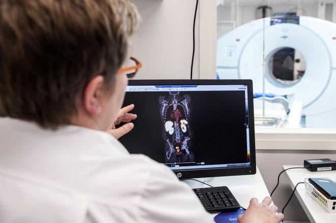 PET-TT-kuvantamismenetelmä mahdollistaa syöpäsolujen löytämisen aikaisessa vaiheessa. Merkkiaineiden valmistus vaatii ammattitaitoisen henkilökunnan ja mittavan välineistön. KUVA: VEERA KORHONEN