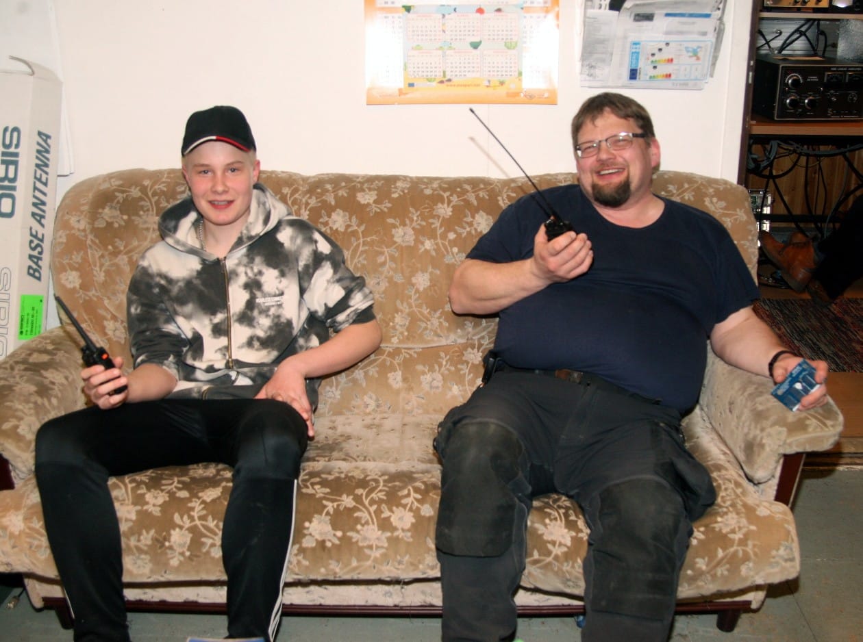Kortesjärveläinen Teemu Pirttinen (oik.) vetää Lapualla radioamatöörikerhoa, jonka jäsen alahärmäläinen Sisu Salmikin on.