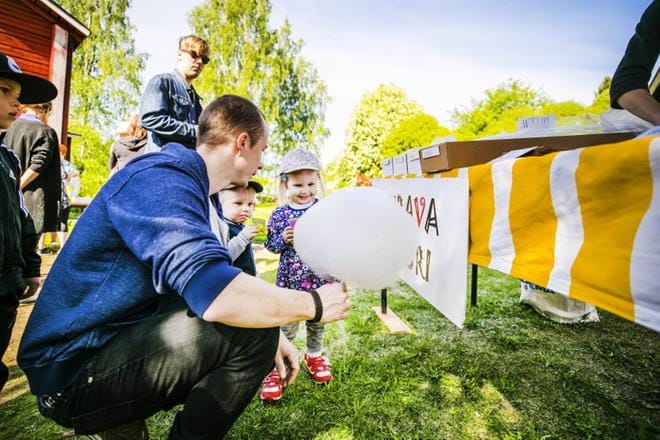 Jussi Vainio pysähtyi lapsiensa Iisakin ja Olgan kanssa myös hattarakojulla. KUVAT: KRISTA LUOMA