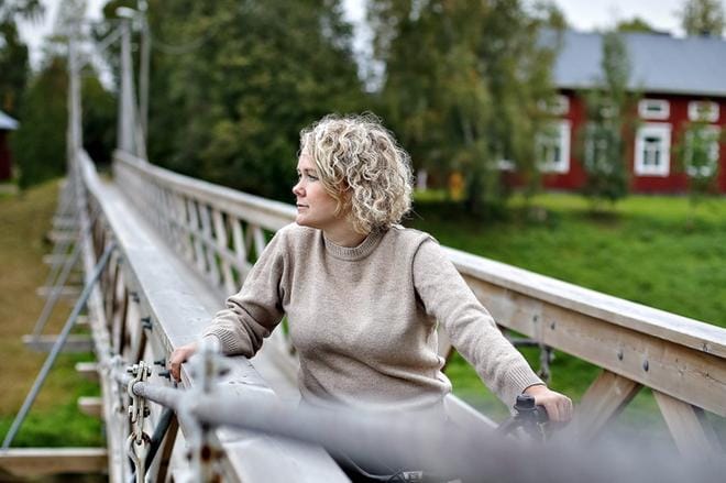 Tulva rikkoi Röyskölän sillan joitakin vuosia sitten. Nyt sillalla kelpaa ajella, kun siitä tulee osa Seitsemän sillan pyöräilyreittiä. Ilmajoen kunnan projektipäällikkö Sonja Pitkäjärvi vinkkaa, että Röyskölän talo on yksi pyöräilyreitin varrella olevia kohteita. KUVA: TOMI KOSONEN