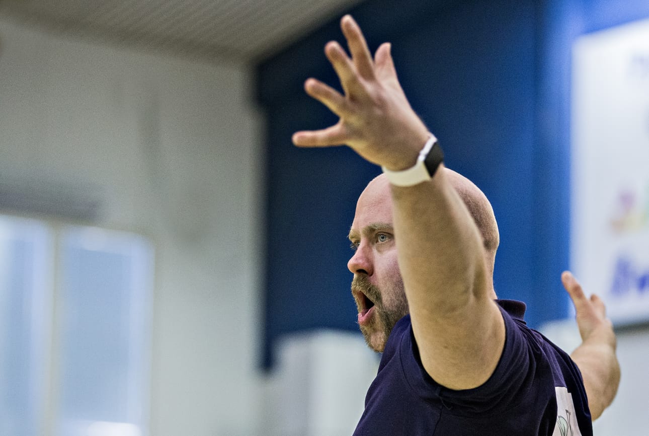 Think big, viittoo Lapin mies. Olli Kuoksa muistelee lämmöllä omilta pelivuosiltaan Napapiirin Pallokettujen ja Perungan Poikien kohtaamista Lappi-areenalla parintuhannen katsojan edessä. Samanlaista valmentaja rakentaa nyt Raksilaan.