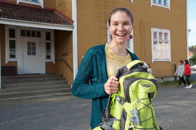 Seinäjoelta töissä käyvä Sanna Murtomäki samaistuu reppukansaan hyvin. Oma reppu on palvellut jo viisi vuotta. KUVAT: MINNA HIIRONEN