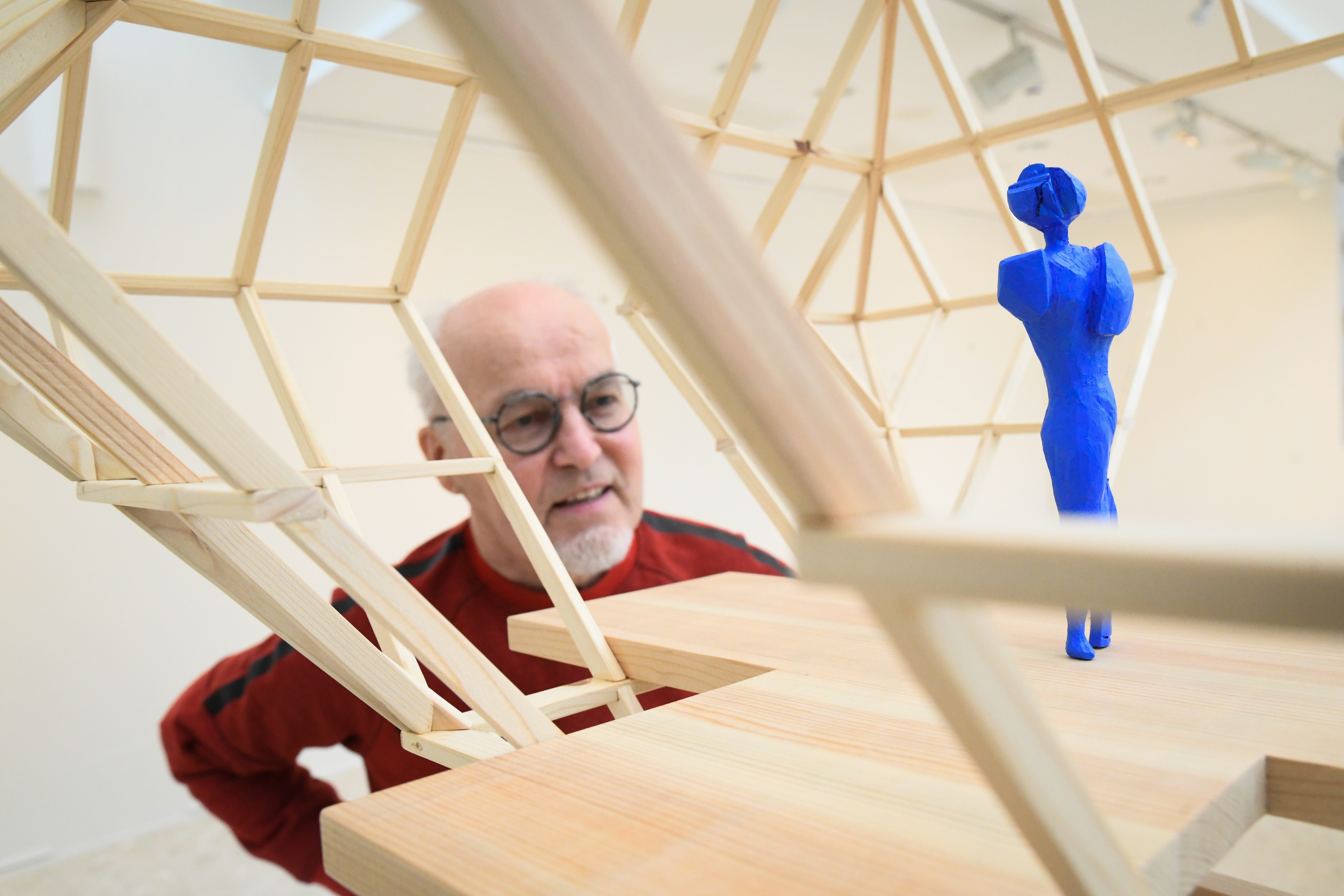 <p>Seppo Koutaniemelle oli selvää jo arkkitehtiuransa alussa, että tulee eläkepäivillään omistautumaan kuvanveistäjän rooliin.</p>