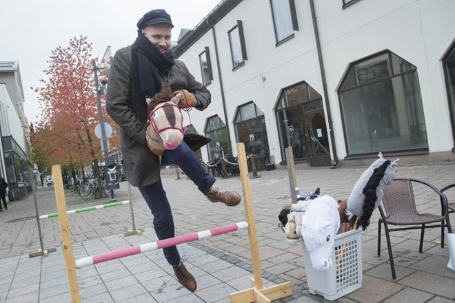 Touko Aalto ei ole aina onnistunut ylittämään rimaa vihreiden puheenjohtajana. Tässä hän loikkii keppihevosella Riihimäellä vuosi sitten. KUVA: Mauri Ratilainen