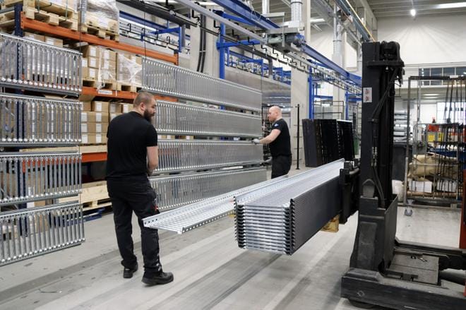 Matti Mäki ja Vesa Ahomäki ripustavat kattosiltoja maalaamolinjalle. KUVAT: PIRISTEEL