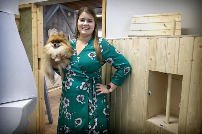 Anu Kuivaniemi poseeraa rakenteilla olevassa uudessa pelipaikassa Kauppakatu 25:ssä. Nala-koira huolehtii työnjohtajana työmoraalista ja hyvästä hengestä rakentamisen keskellä. KUVAT: JOUKO HÄNNINEN