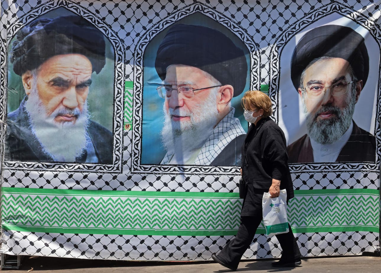 Iranin uudet ja vanhat johtajat ovat esillä Teheranin katukuvassa.