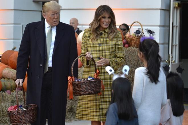 Presidenttipari Donald ja Melania Trump ottivat lasten Halloween-tervehdyksiä vastaan Washingtonissa alkuviikosta. KUVA: Mike Theiler