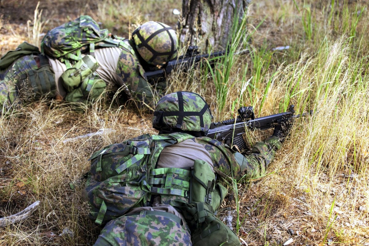 Yle kertoo, että hallitus kokoontuu huomenna päättämään luotiliivien, kypärien ja kenttäsairaalan lahjoittamisesta Ukrainalle. LEHTIKUVA / HANDOUT / SAMULI PÖNTINEN PUOLUSTUSVOIMAT