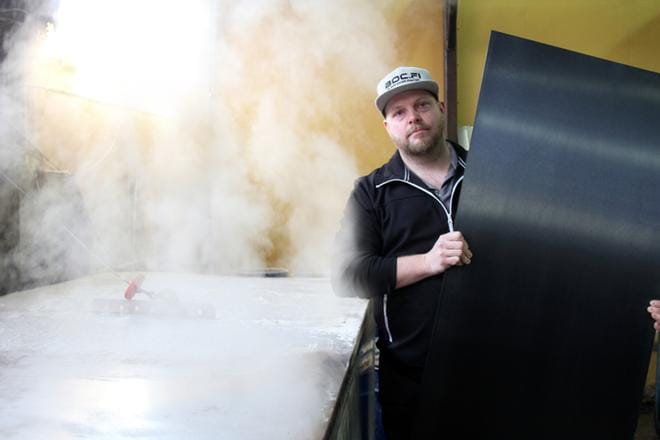 Jyri Kettula vihjaisee, että vuodenvaihteen jälkeen hänen omistamansa Black Oxide Coatings tuo markkinoille uutta kemiallisen mustauksen alalla. KUVA: MIA KÄRKKÄINEN