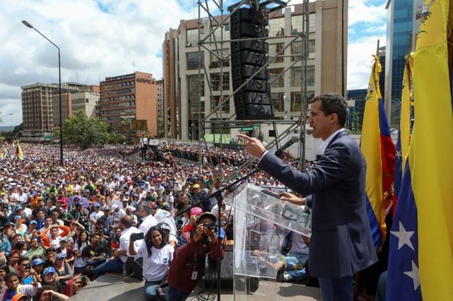 Venezuelan parlamentin puhemis Juan Guaidó julisti itsensä keskiviikkona tuhansien ihmisten edessä maan presidentiksi. KUVA: Cristian Hernandez/EPA