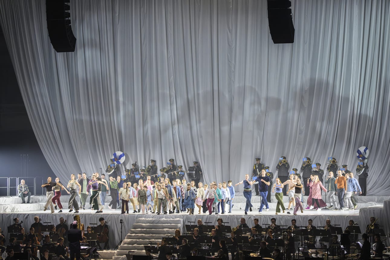 Ouluhallissa nähtiin lavalla valtava määrä esiintyjiä, kuten Lapin sotilassoittokunta.