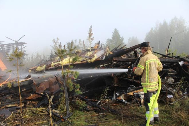 Alavuden seurantalon alueella sijaitsevan varastorakennuksen palon sammutusta jatkettiin vielä perjantaina aamupäivästä. KUVA: REIJO HEIKKILÄ