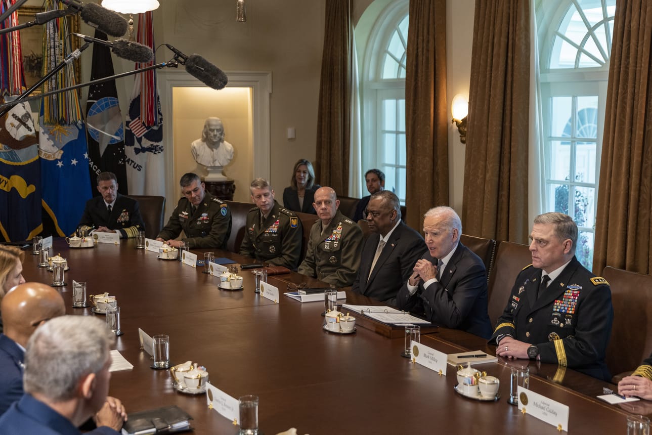 Natossa jokainen jäsenmaa on samanarvoinen, mutta liittokunnan ylivoimaisesta suurimpana maana Yhdysvalloilla on painoarvoa. Presidentti Joe Biden puhui sotilaskomentajien kokouksessa Valkoisessa talossa keskiviikkona 20. huhtikuuta.