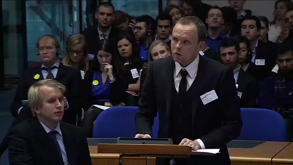 Vuonna 2008 Smash ASEM -mielenosoituksessa pidätetty valokuvaaja Markus Pentikäinen Euroopan ihmisoikeustuomioistuimen kuultavana. Vieressä istuu Journalistiliiton lakimies Jussi Salokangas.