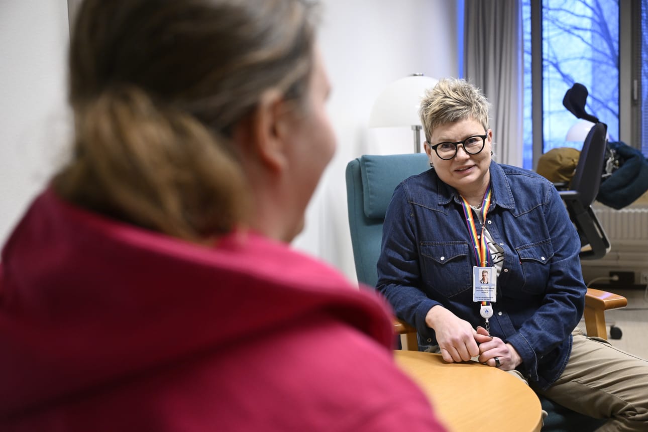 Erityisnuorisotyönohjaaja, psykoterapeutti Henna-Mari Kettusaari Helsingin seurakuntien erityisnuorisotyönkeskus Snellusta on yksi ammattilaisista, jotka ottavat vastaan walk in -terapiaan saapuvia.