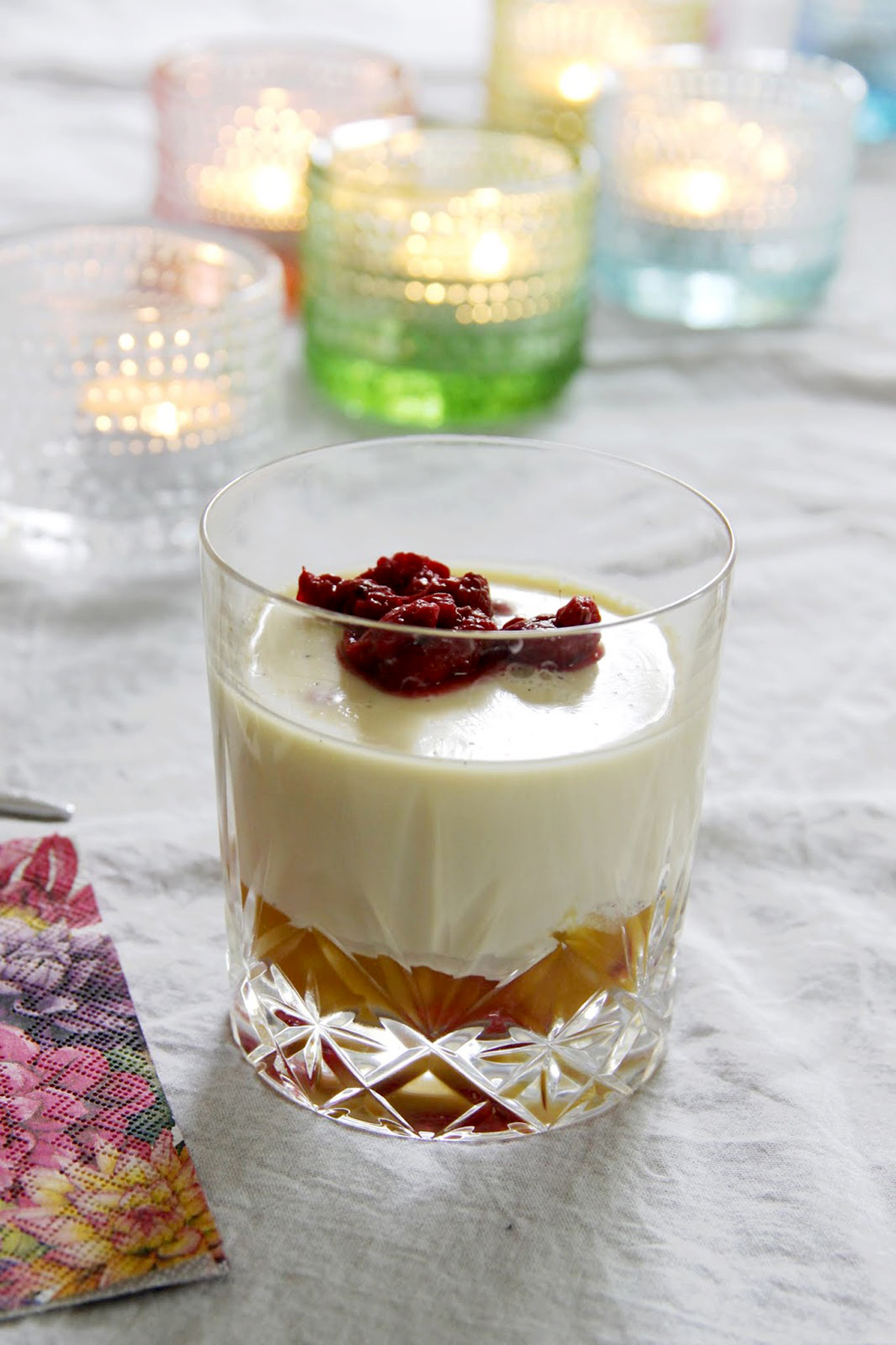 Mangoinen pannacotta