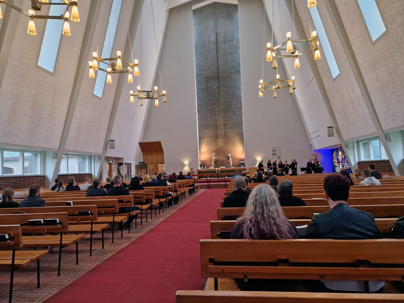 Kauhajoen kirkkoon kokoontui perjantai-illalla noin sata ihmistä suruhartauteen.