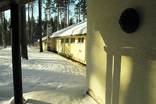 Kuuluisin arkkitehti Aarne Ervin suunnittelemista Leppiniemen rakennuksista on vierasmaja. Materiaaleissa korostuvat luonnon elementit ja värit: kivirakennusten valkoinen rappaus, tummaksi petsattu puu sekä liuskekivi.
