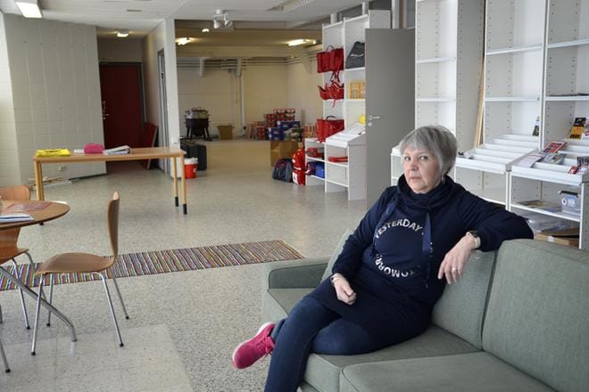 Tarja Åkerman listaa kymmenittäin erilaisia toimintamuotoja, joita entisen linja-autoaseman tilat ja piha-alue mahdollistaisivat. KUVA: SARI HEINILÄ