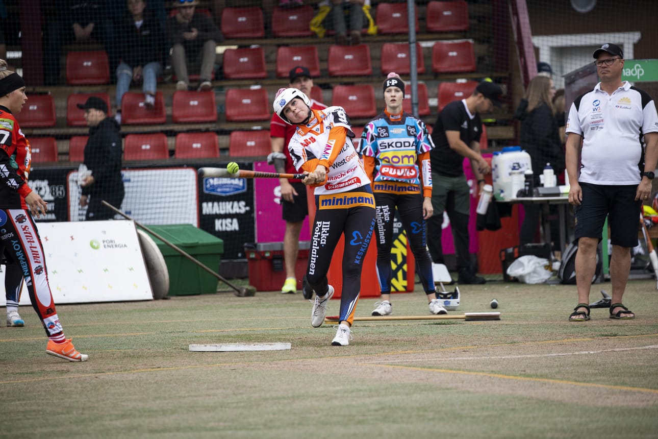 Porin Pesäkarhut ei antanut nousijajoukkue Vaasan Mailattarien yllättää puolivälierien avausottelussa keskiviikkona. Mailan varressa Mailattarien Sofia Kitinoja.