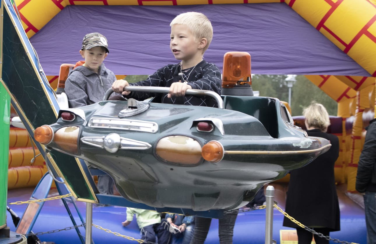 Kaijus Huhtala ja Nooa Kamula kehuivat karusellikyytiä ihan hyväksi.
