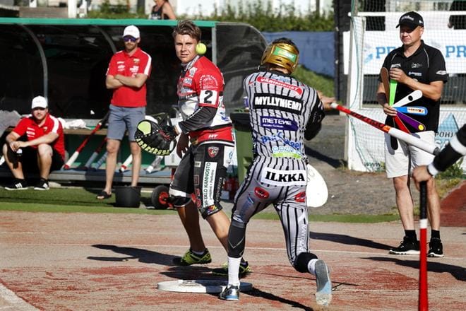 JymyJussien Juuso Myllyniemi antoi pallolle kyytiä Koskenkorvan Juho Hakomäen syötöstä. KUVA: JOUKO HÄNNINEN