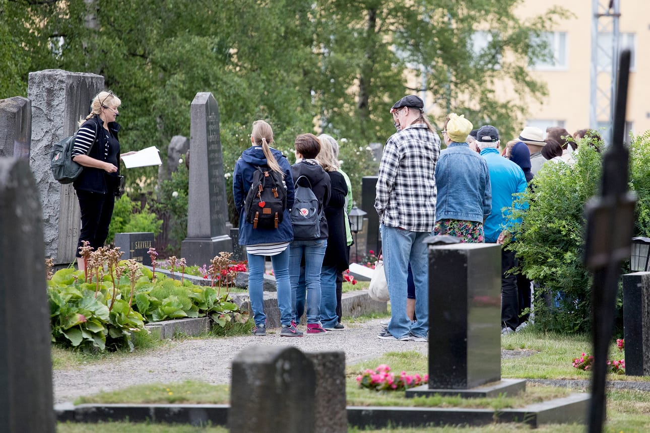 Kaksi tuntia kestäville hautausmaakierroksille ei tarvitse ilmoittautua etukäteen.