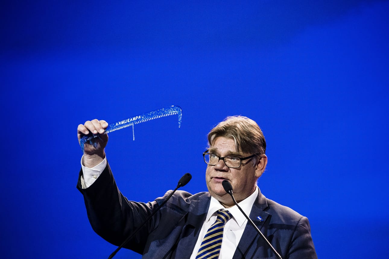 Timo Soini jätti perussuomalaisten johdon viime kesän puoluekokouksessa Jyväskylässä. Puoluekokouksen jälkeen Soini siirtyi perussuomalaisista Uusi vaihtoehto -ryhmään, josta tuli sittemmin Sininen tulevaisuus.