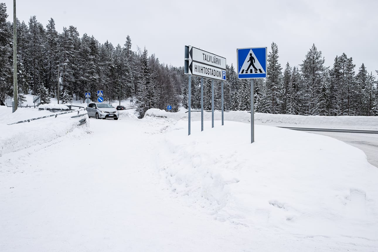 Talvilomaviikolla kahdeksan oli havainnoitu usean auton ajavan Rukatunturintieltä Talvijärventielle opastekyltin vasemmalta puolen, kevyenliikenteenväylän kautta. Kuvan auto ei liity tapaukseen.