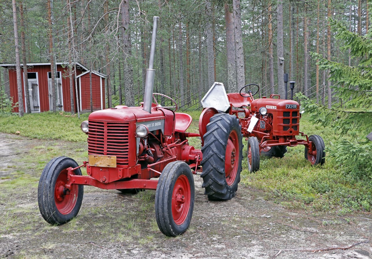 Kotiseutumuseolle tuotiin näytille myös kaksi vanhaa traktoria. – Lasten museopäivänä lauantaina paikalla oli kolmaskin traktori, Pauliina Majava kertoo.