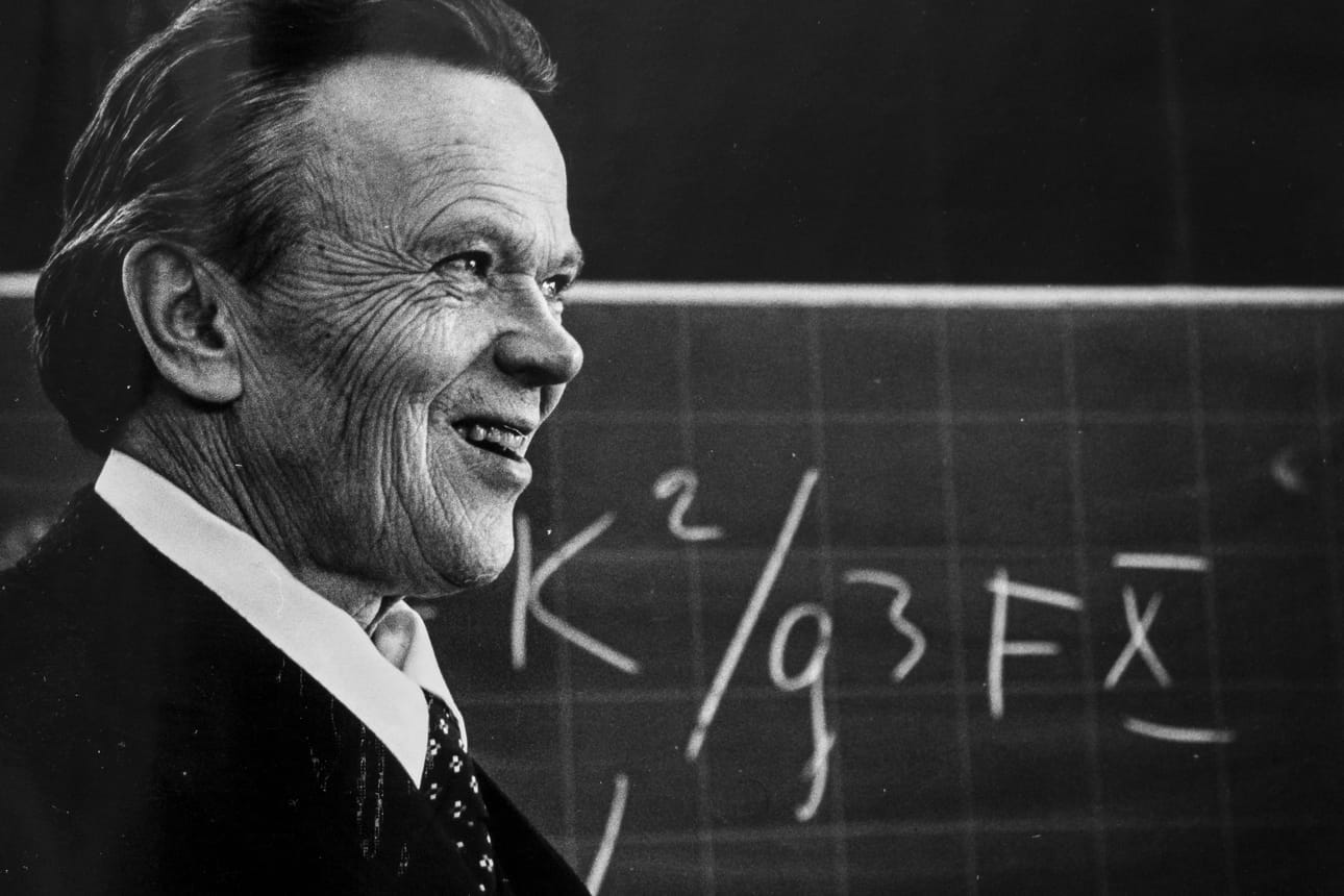 Raahen Seutu oli seuraamassa Aapo Heikkilän luentoa Raahessa 1988. Heikkilä arveli tuolloin suosionsa salaisuudeksi sen, että on saanut Oulun yliopiston matematiikan opiskelijoiden yhdistykseltä pätevän opettajan paperit.