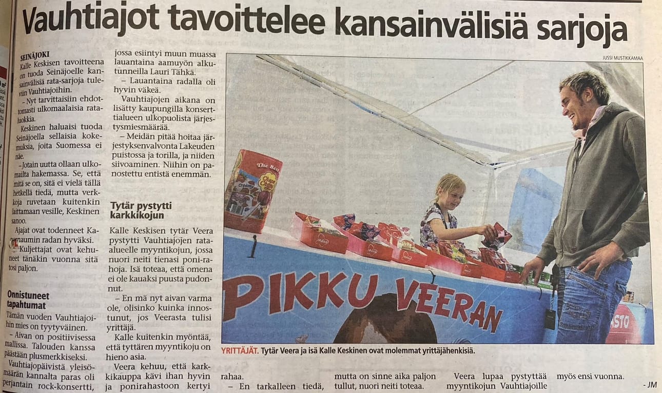 Vera Keskinen myymässä karkkia Vauhtiajoilla vuonna 2007. Tuotepöytää tarkastelemassa isä Kalle Keskinen. Kuva Eparin uutisjutusta.